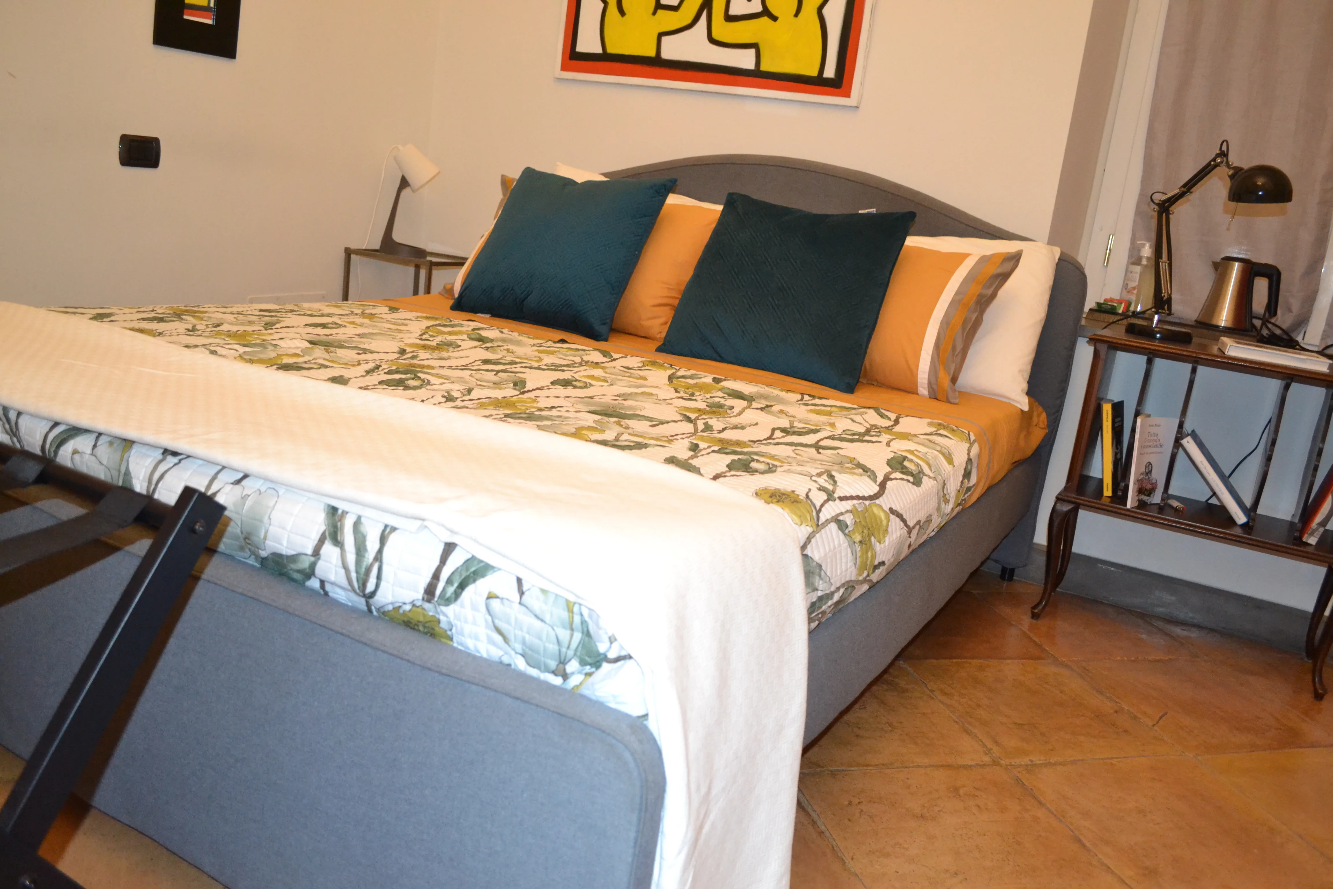 Camera Giò – Letto matrimoniale con coperta fiorata