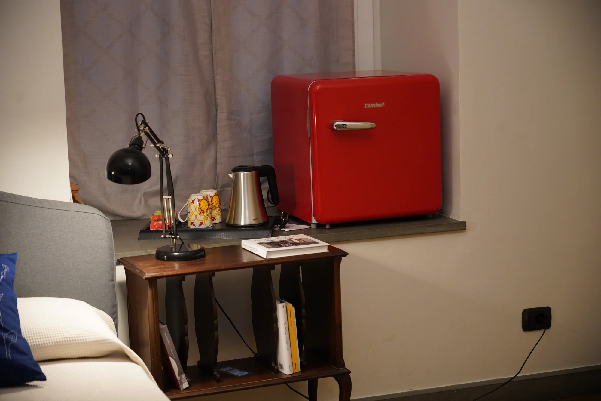Camera Giò – Mini-frigo rosso e bollitore sul comodino