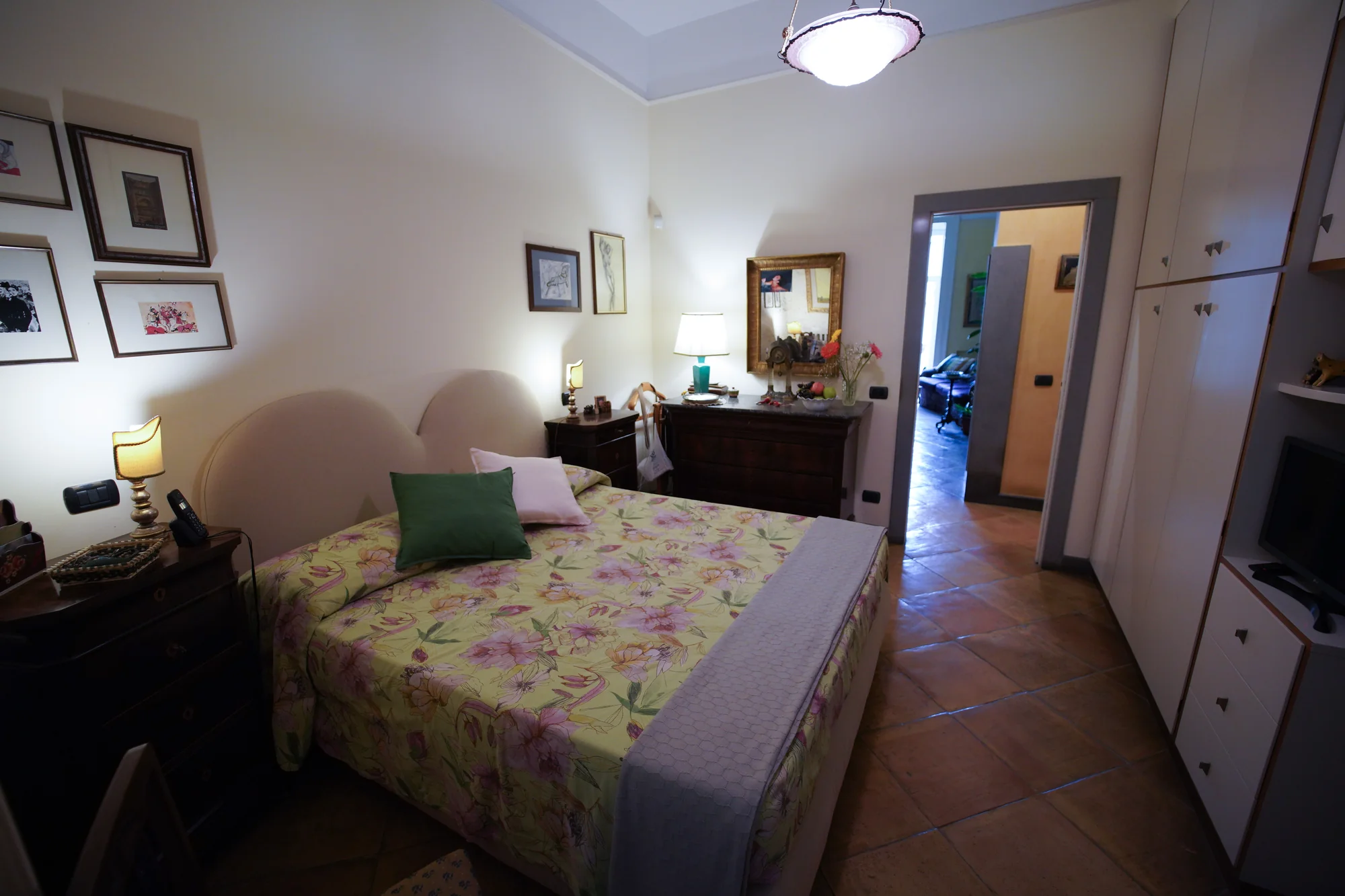 Camera Bià – Letto matrimoniale con copriletto fiorato